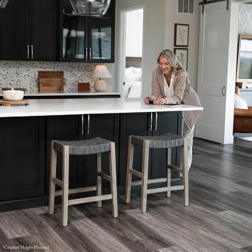 Vista 9 de Maven Lane Emerson Taburete de bar – 31 pulgadas – Taburete rectangular con reposapiés – Madera maciza gris y asiento de piel sintética gris – Ideal