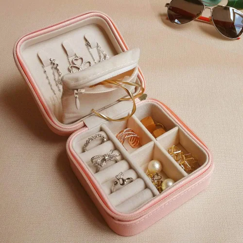 Vista 3 de HerFav Organizador de joyas de viaje, pequeño joyero, mini joyero portátil para anillos, aretes y collares para mujeres y niñas (rosa)