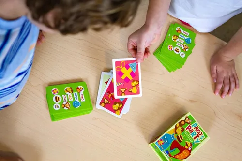Vista 2 de Blue Orange Paco's Party, divertido juego de cartas para niños, juego familiar para niños de 2 a 6 jugadores. Recomendado para edades de 5