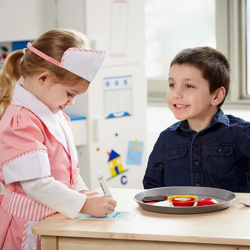 Vista 7 de Melissa & Doug Juego de disfraz de camarera (7 piezas) – Incluye delantal, almohadilla de pedido, gorra rosa de 3 a 6 años