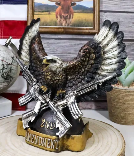 Vista 9 de Ebros Gift Alas patrióticas de gloria de 9 pulgadas de alto con águila calva agarrando rifles cruzados con la segunda enmienda derecho a portar