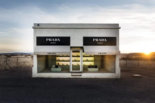 Vista 6 de Impresión fotográfica – Prada Marfa, Valentine, TX – Una escultura permanentemente instalada por artistas Elmgreen y Dragset – Póster histórico