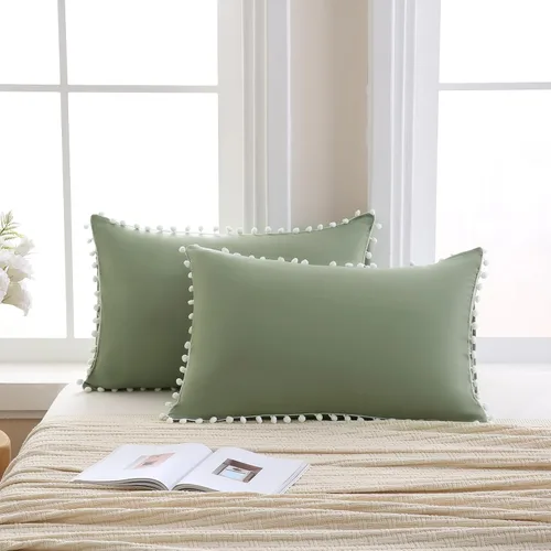 Vista 2 de Juego de 2 fundas de almohada con pompones color verde aguacate, tamaño Queen estándar, 100% microfibra lavada, funda de almohada con flecos de bola