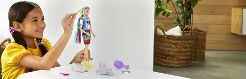 Vista 2 de Barbie Muñeca de pelo arcoíris de leopardo con reflejos que cambian de color y 16 accesorios de estilo, incluyendo ropa, coleteros, cepillo y más