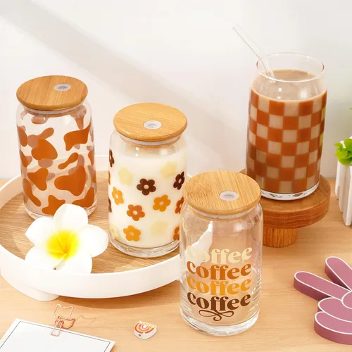 Vista 5 de Whaline Paquete de 4 vasos bohemios de 16 onzas con estampado de vaca, margaritas y flores a cuadros, con tapas de bambú, cepillos de limpieza