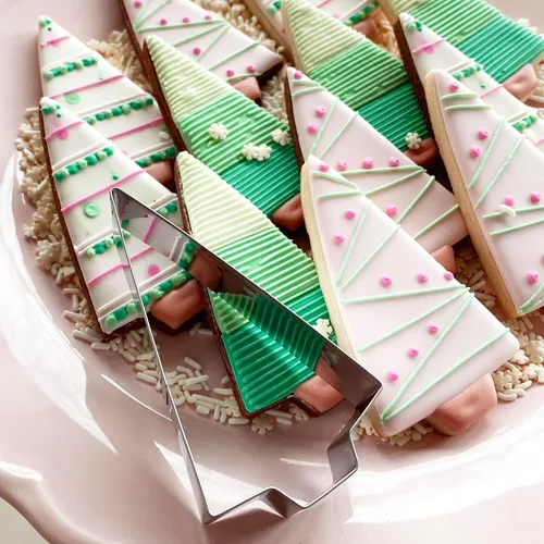 Vista 4 de R&M Cortador de galletas de árbol triangular de Navidad, 4 pulgadas, acero inoxidable