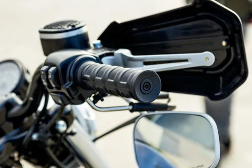 Vista 2 de Kuryakyn 6673 Dillinger Puños para control del acelerador de doble cable: motocicletas Harley-Davidson 1996-2019, negro satinado, 1 par