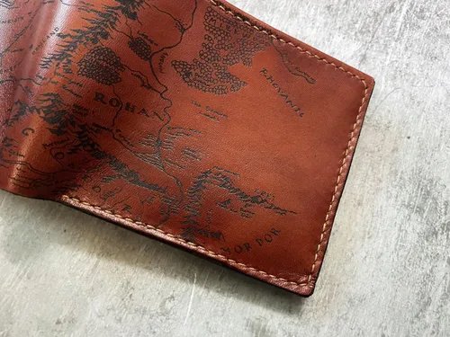 Vista 3 de Billetera vintage hecha a mano para hombre – Cuero auténtico plegable con grabado de mapa, regalo personalizable, Castaño, medio, Billetera plegable