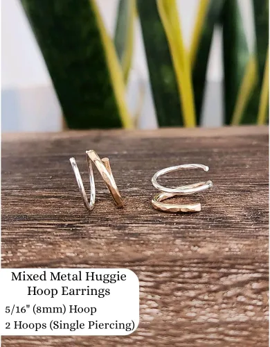 Vista 7 de Aretes Huggie PEQUEÑOS Hechos a Mano de Metal Mixto con Aro Retorcido, Doble Aro para Piercing Individual, Aretes de Plata de Ley y Oro, Ilusión