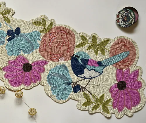 Vista 5 de Camino de mesa hecho a mano con cuentas con diseño de pájaros, multicolor, camino de mesa de primavera para casa de campo, decoración de mesa