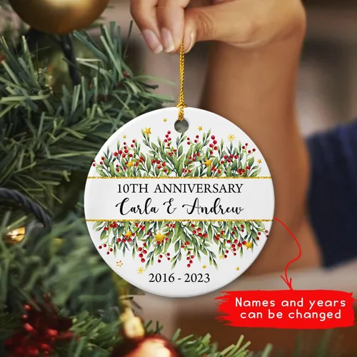 Vista 3 de Adorno personalizado de Navidad, aniversario de boda, aniversario de 2025, adornos de cerámica de Navidad para parejas, esposo, esposa, adorno