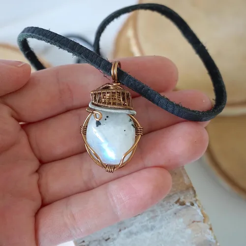 Vista 7 de Designs by Nature Gems Colgante envuelto en alambre de piedra lunar, collar de cristal de cobre, con cordón de cuero negro de 24 pulgadas, joyería