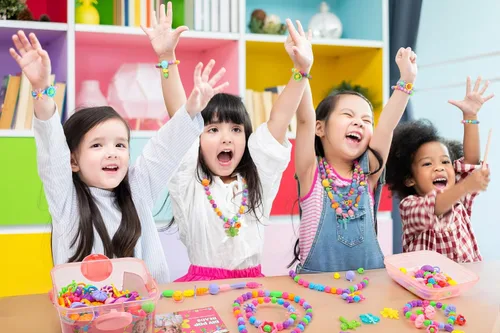 Vista 2 de BIRANCO. Juego de cuentas de lujo con más de 350 cuentas pop que incluye mariposa, abeja, libélula con alas transparentes y kit de fabricación