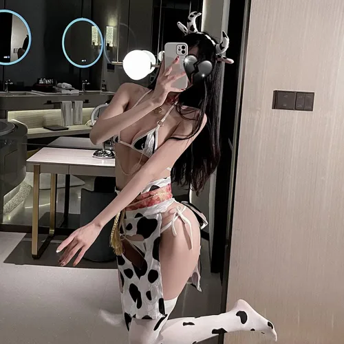 Vista 2 de Conjunto de brasier y calzón de bikini de vaca para mujer, lencería japonesa Kawaii (traje de vaca 3)