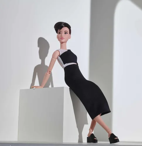 Vista 2 de Barbie Signature Looks Doll (Petite, Brunette Pixie Cut) Muñeca de moda totalmente posable con falda midi negra para coleccionistas Multicolor