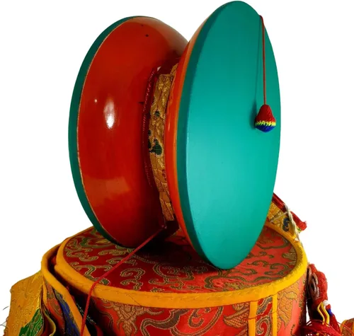 Vista 3 de Chod Damaru tibetano redondo, grande, cuero de madera, con cubierta de tambor de brocado Damaru, cola de brocado de Damaru, diseño auténtico nepalí