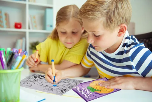 Vista 5 de The Dreidel Company Libros para colorear de Halloween (paquete de 12) recuerdos de fiesta para niños, relleno de bolsas de golosinas de Halloween