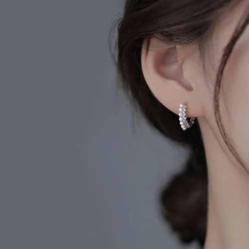 Vista 2 de SLUYNZ Aretes de aro de plata de ley con perlas de circonita cúbica para mujeres, adolescentes y niñas, aretes de aro de perlas de boda