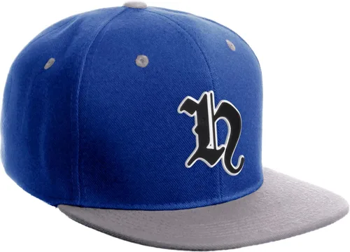 Vista 1692 de Daxton Gorra clásica con visera de billete plano con letras del alfabeto inglés antiguo de la A a la Z
