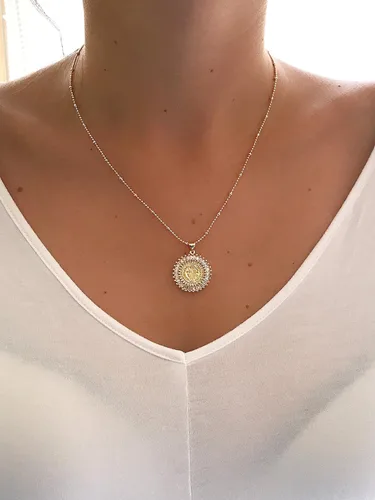 Vista 9 de LESLIE BOULES Medalla de San Benito 18K chapado en oro delicado collar de 18 pulgadas de longitud, Cristal