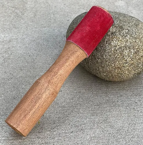 Vista 5 de Cuenco tibetano de madera dura fácil de jugar, envuelto en cuero, color rojo mazo