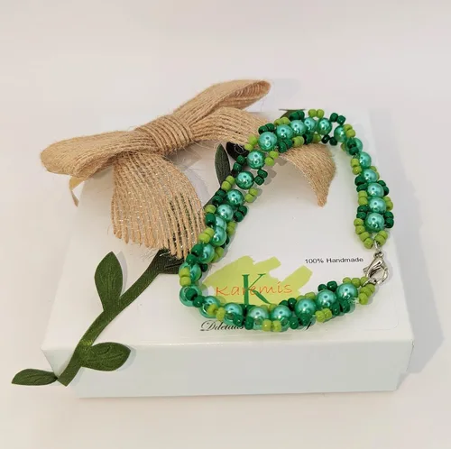 Vista 3 de Elegante brazalete para dama hecho a mano de perlas fantasia y cuentas de vidrio de 8" de largo, ideal para regalo, se envía empaque según muestra.