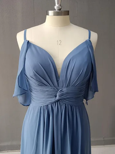 Vista 4 de Vestidos de dama de honor de gasa con tirantes delgados, con abertura, acampanado, manga fluida, cintura cruzada, plisado, vestido largo