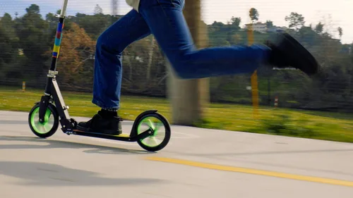 Vista 4 de Razor Patinete A5 Lux Kick para niños de 8 años en adelante, ruedas de uretano de 8 pulgadas, acabado anodizado con colores y gráficos llamativos