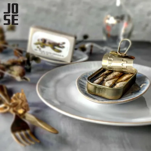 Vista 4 de Sardinas pequeñas enlatadas en aceite de oliva virgen extra por Jose Gourmet, Sardinas portuguesas capturadas en la naturaleza, pescado enlatado