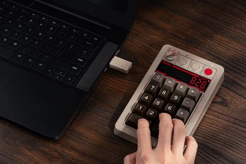 Vista 5 de 8BitDo Retro 18 Mechanical Numpad, Supports Calculator Mode, Bluetooth/2.4G/Wired Numpad for Windows and Android - C64 Edition