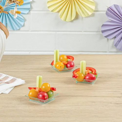 Vista 3 de Restaurantware Mini platos de degustación de 2.5 x 2.5 pulgadas, 100 platos cuadrados desechables de plástico, duraderos y elegantes platos