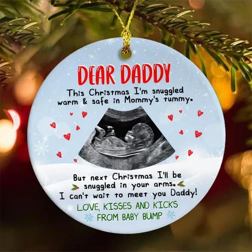 Vista 14 de Adorno de Navidad personalizado para papá esperado 2023 – Adorno de Navidad con ultrasonido de protuberancia – Adorno con texto en inglés «I'll Be