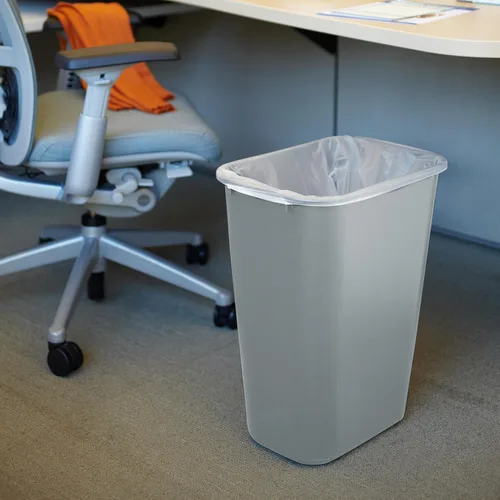 Vista 6 de Rubbermaid Commercial Products Cesto de Basura de Escritorio/Bote de Basura, 10.25 Galones/41 Cuartos, Gris, Plástico, Bote de Basura