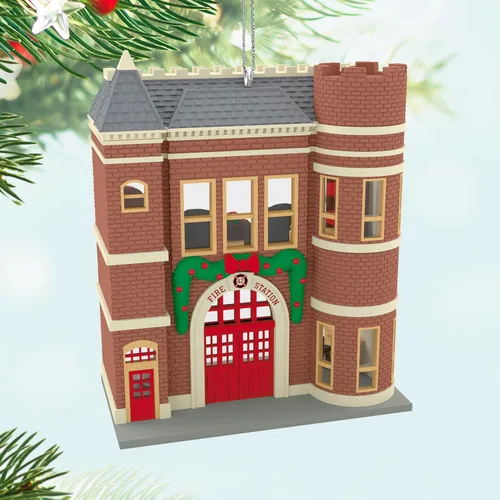 Vista 3 de Hallmark Keepsake Adorno de Navidad, Nostálgico Casas y Tiendas Recuerdo Korners Firehouse