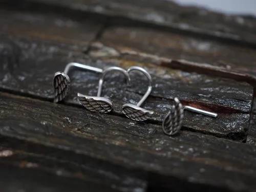 Vista 4 de Mini tornillo de nariz de plata de ley con alas de ángel, joyería para nariz, piercing para el cuerpo, piercing, joyería para el cuerpo