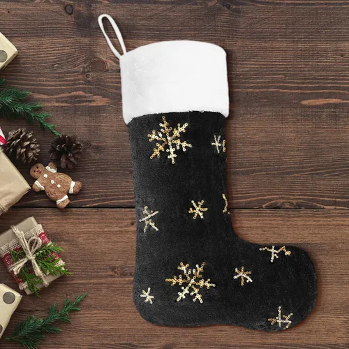 Vista 5 de Calcetines negros de piel sintética de Navidad, 1 paquete grande de 22 pulgadas, medias colgantes de felpa negra con nombre personalizado con copos