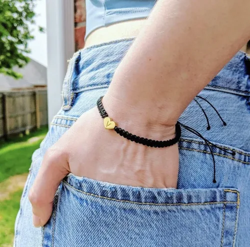 Vista 3 de Pulsera de abalorios con iniciales hecha a mano trenzada y ajustable para mamá, hija, joyería de cumpleaños para mujer
