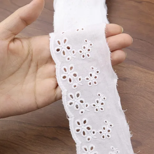 Vista 2 de Cinta de encaje con ojales bordados de algodón blanco para vestidos, ropa de bebé, bolsa, ropa de mascotas de 7 yardas