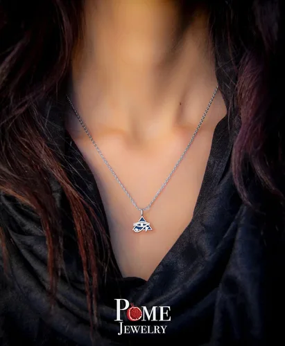 Vista 3 de Collar con colgante de ojo de Horus y pirámide en plata de ley, fabricado en Estados Unidos