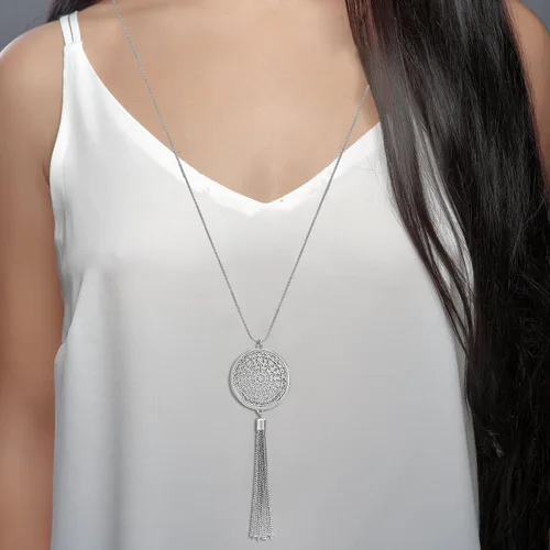 Vista 2 de MOLOCH Collares largos para mujer con dije circular y colgante tipo borla.