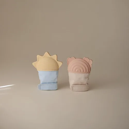 Vista 5 de mushie Manopla de dentición de silicona para bebés de más de 3 meses (arcoíris) Silicona texturizada y tela sensorial con correa ajustable