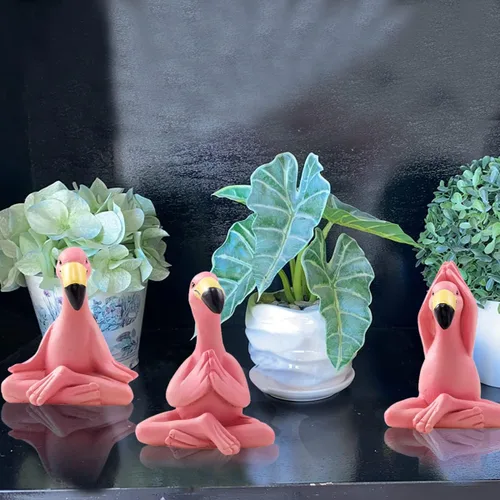 Vista 8 de Goodeco Mini figuras de flamenco de yoga de 2.4 pulgadas, pequeños regalos caprichosos Kawaii Pink Flamingo Decoración de escritorio, juego de 3