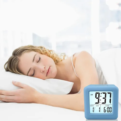Vista 7 de Plumeet Reloj despertador digital para niños con repetición y luz nocturna blanca, reloj despertador de viaje de fácil configuración, hora, fecha