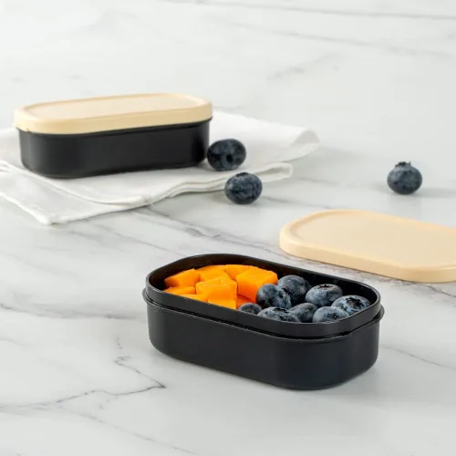 Vista 4 de Restaurantware Bento Tek - Recipientes de salsa de 3.7 x 2.2 x 1.1 pulgadas, 4 tazas negras con tapas, con tapa beige, de plástico para microondas