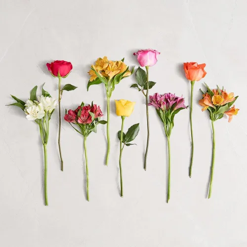 Vista 3 de 1800 flores – Ramo doble surtido de rosas brillantes y lirios peruanos (florero transparente incluido) – Flores frescas para entrega – Regalo