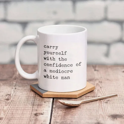 Vista 3 de Taza con texto en inglés «Carry Yourself With The Confidence Of A Mediocre White Man», divertida taza feminista, taza de cerámica tóxica para regalo