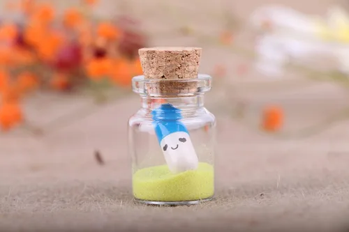 Vista 5 de MaxMau 100 botellas pequeñas de vidrio con corchos, frascos pequeños de 0.17 onzas líquidas, mini tarros transparentes de madera para manualidades