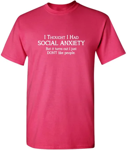 Vista 18 de Camiseta divertida con texto sarcástico en inglés: "Social Anxiety Like People Graphic Novelty" Negro
