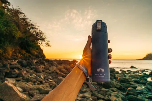 Vista 5 de GSI Outdoors Microlite 500 - Botella aislada al vacío abatible, ligera, taza de viaje de acero inoxidable, tapa abatible a prueba de fugas, termo