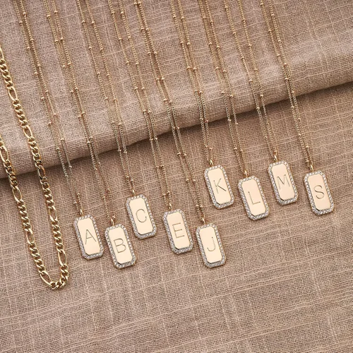 Vista 6 de Collar con inicial de oro para mujer, chapado en oro de 14 quilates, gargantilla de cadena Figaro en capas, collar con colgante rectangular